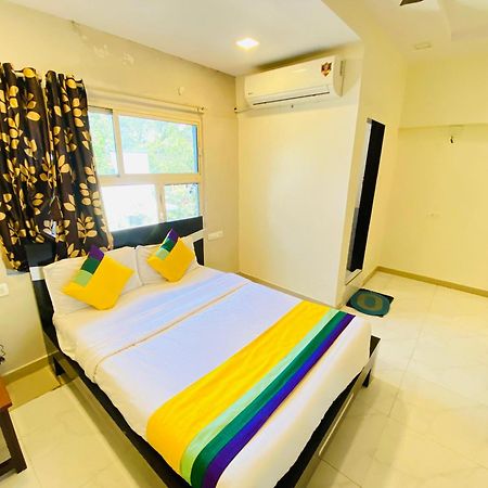 Hotel Aakash Navrangpura Ахмедабад Экстерьер фото