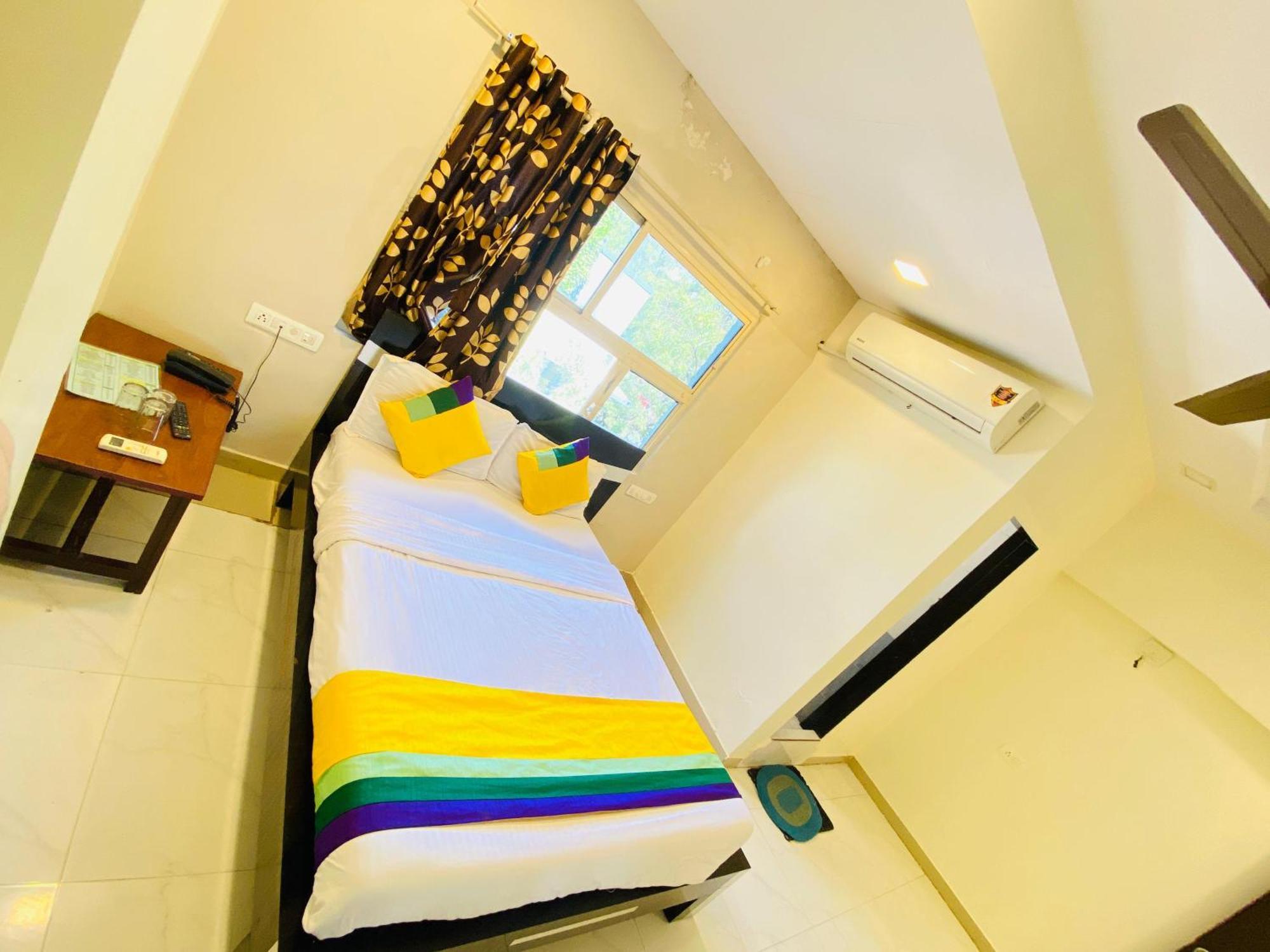 Hotel Aakash Navrangpura Ахмедабад Экстерьер фото