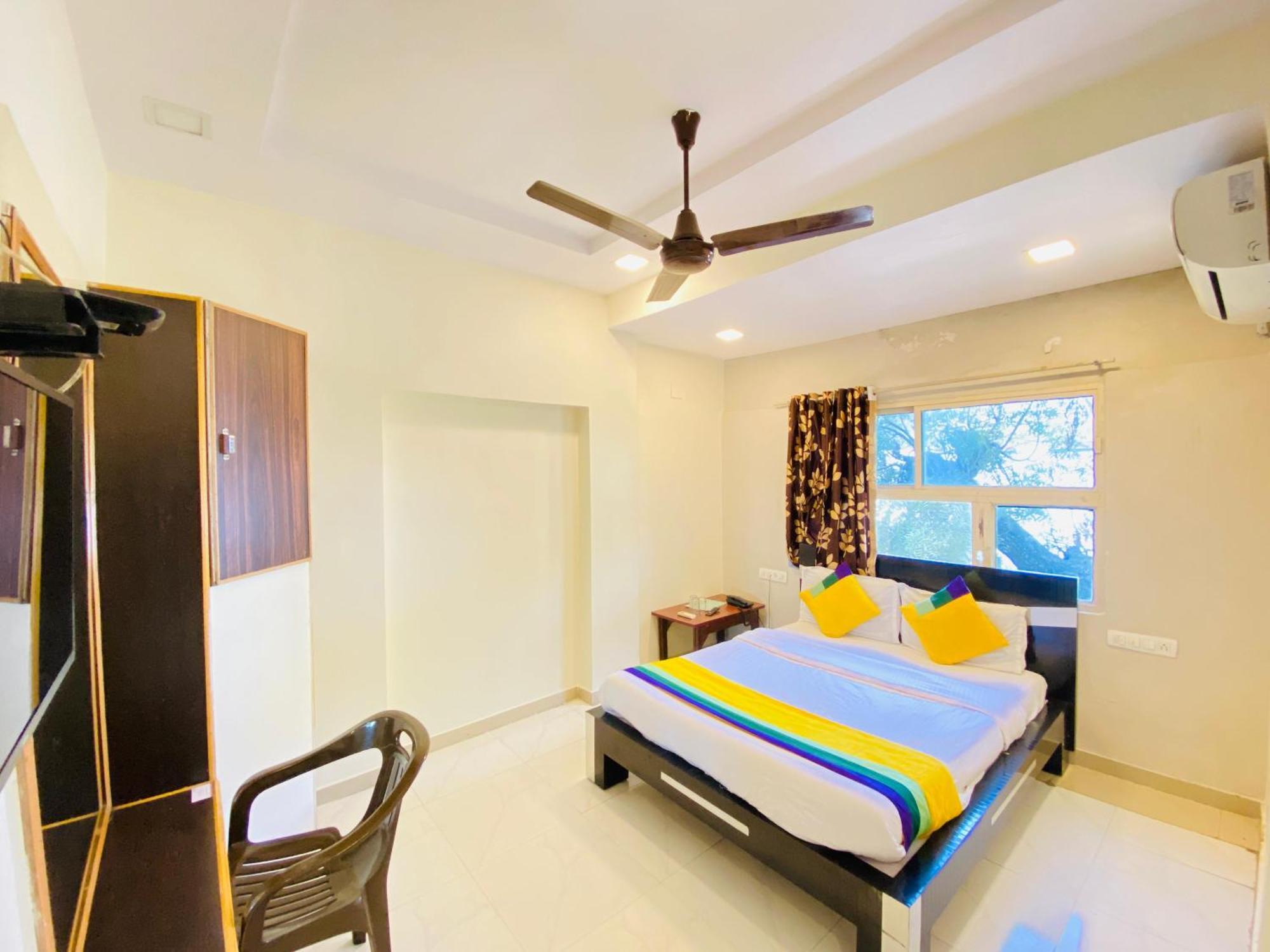 Hotel Aakash Navrangpura Ахмедабад Экстерьер фото