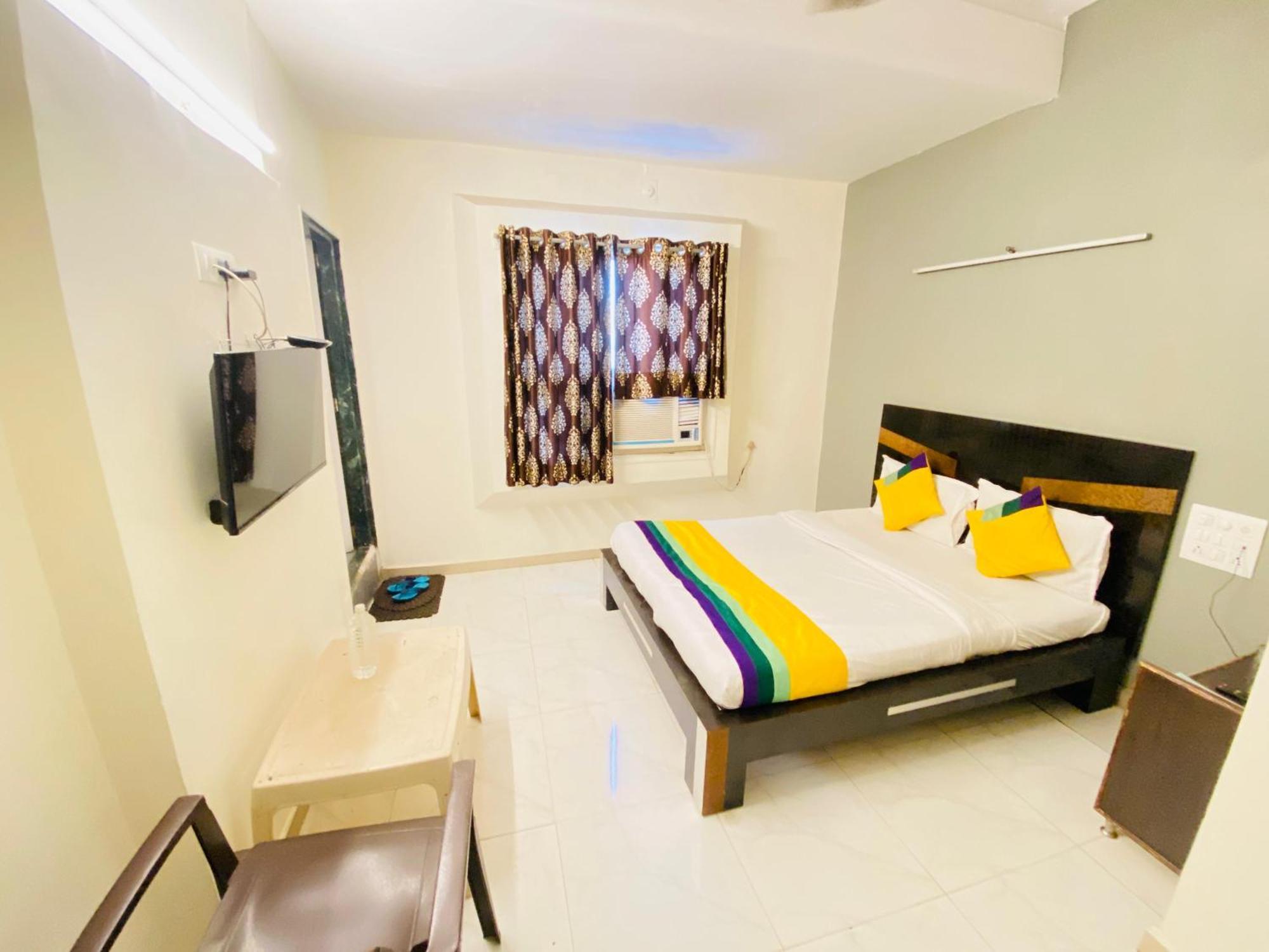Hotel Aakash Navrangpura Ахмедабад Экстерьер фото