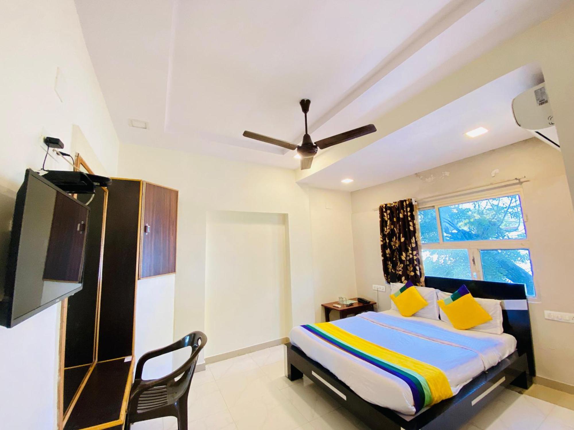 Hotel Aakash Navrangpura Ахмедабад Экстерьер фото