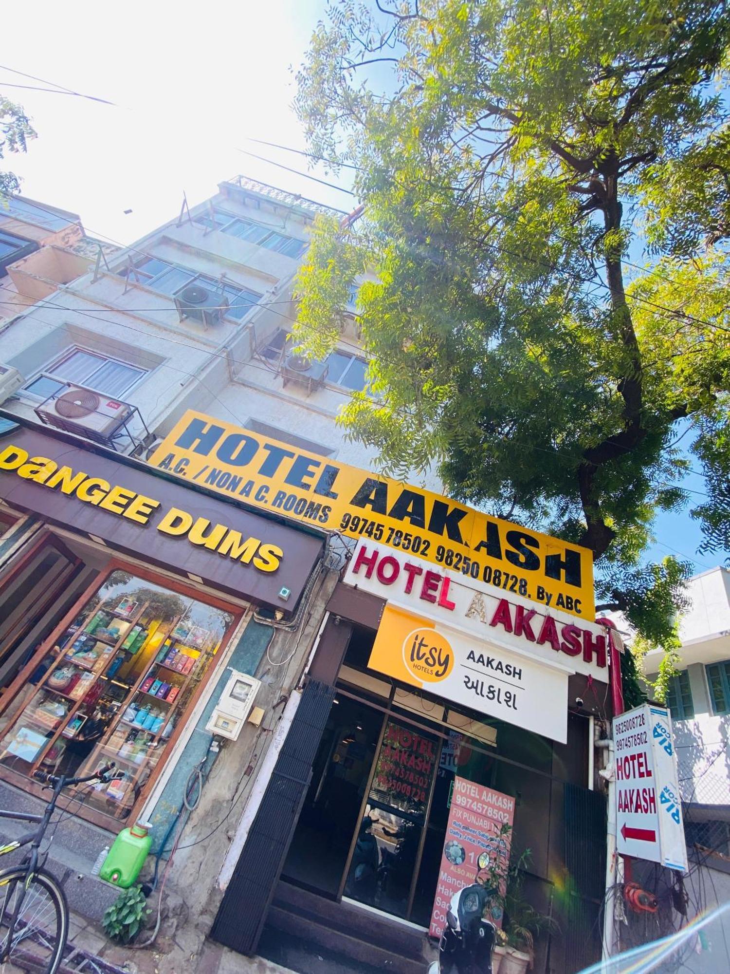 Hotel Aakash Navrangpura Ахмедабад Экстерьер фото