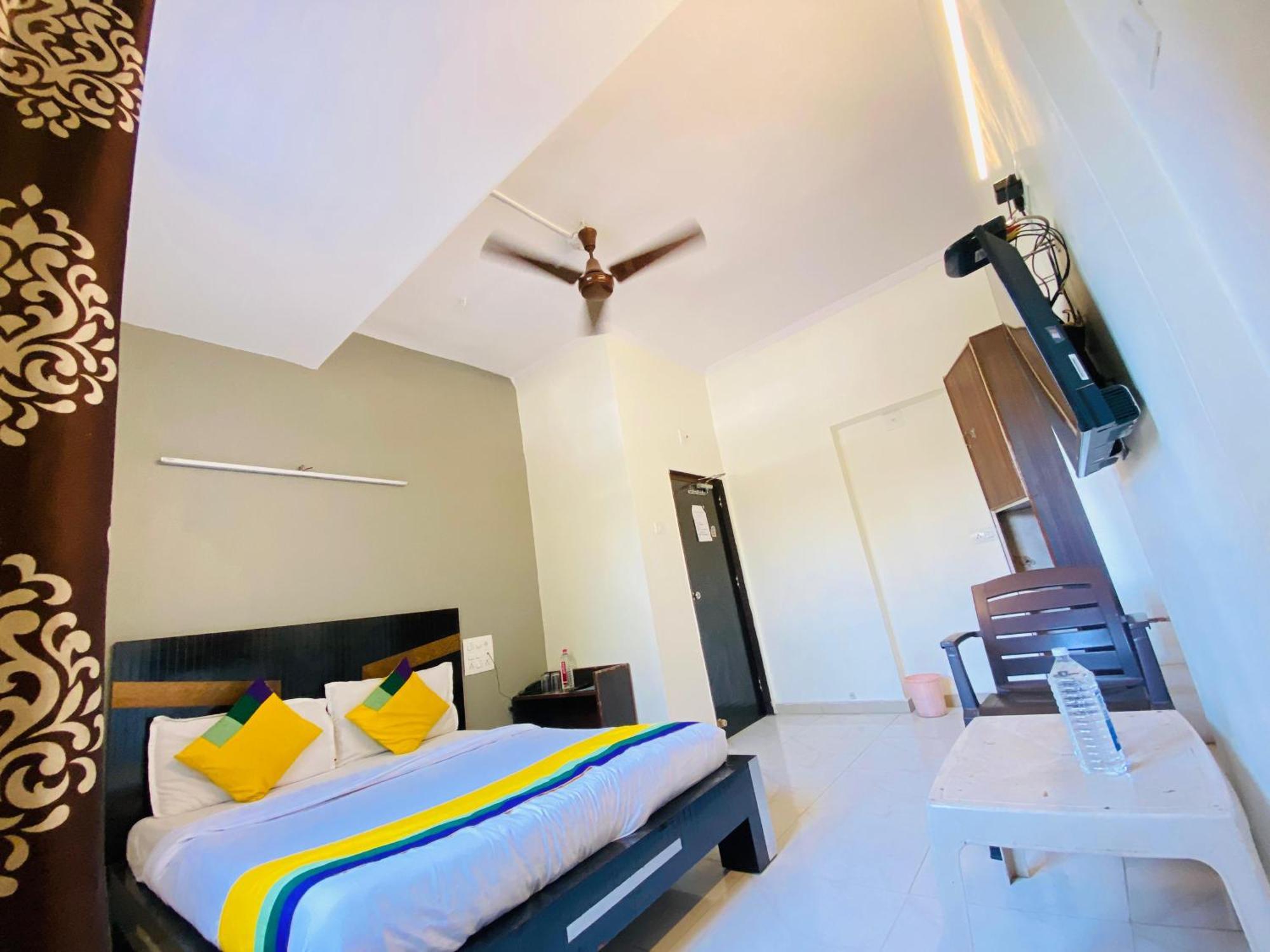Hotel Aakash Navrangpura Ахмедабад Экстерьер фото