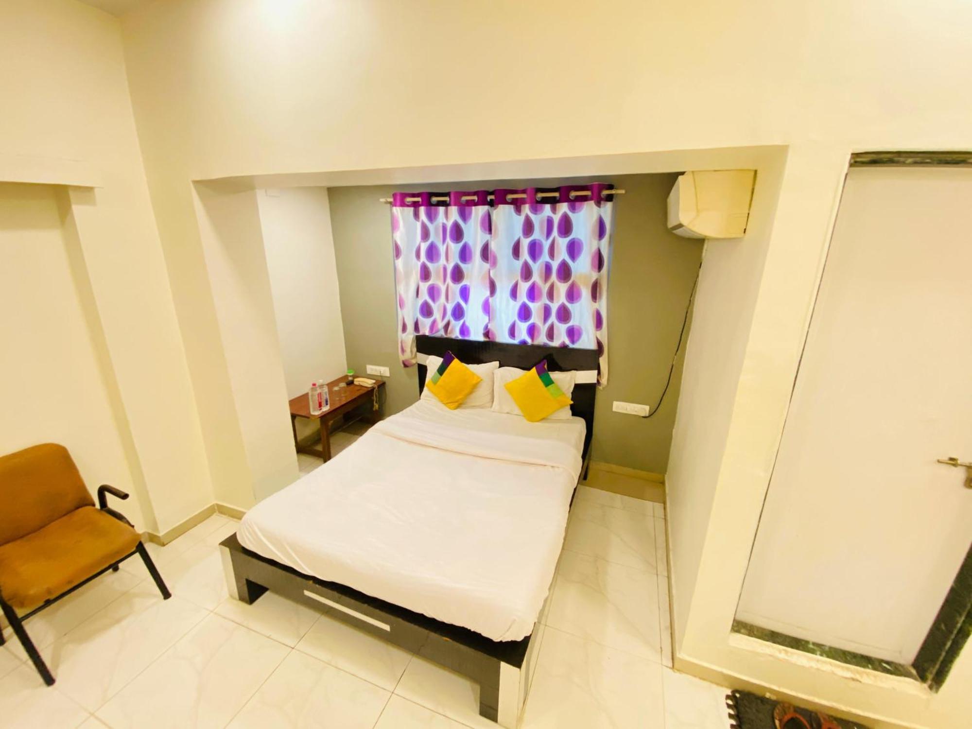 Hotel Aakash Navrangpura Ахмедабад Экстерьер фото