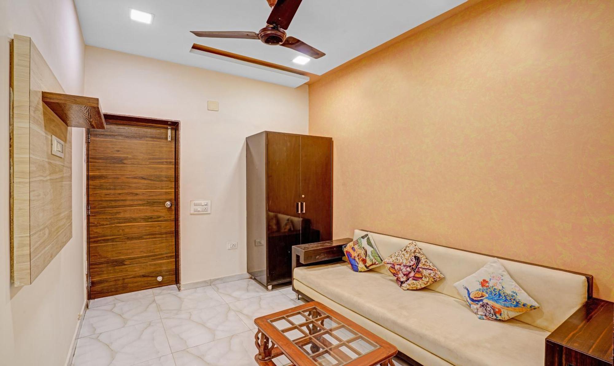 Hotel Aakash Navrangpura Ахмедабад Экстерьер фото