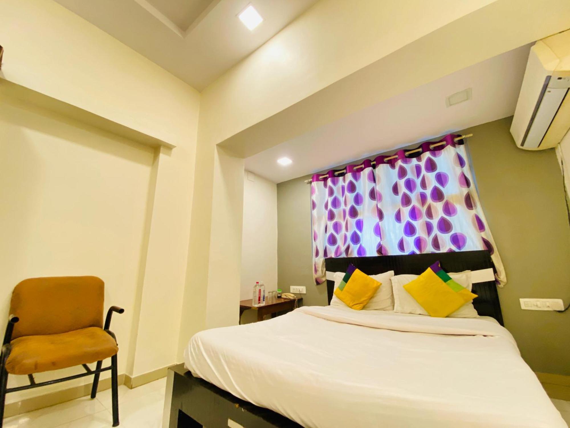 Hotel Aakash Navrangpura Ахмедабад Экстерьер фото