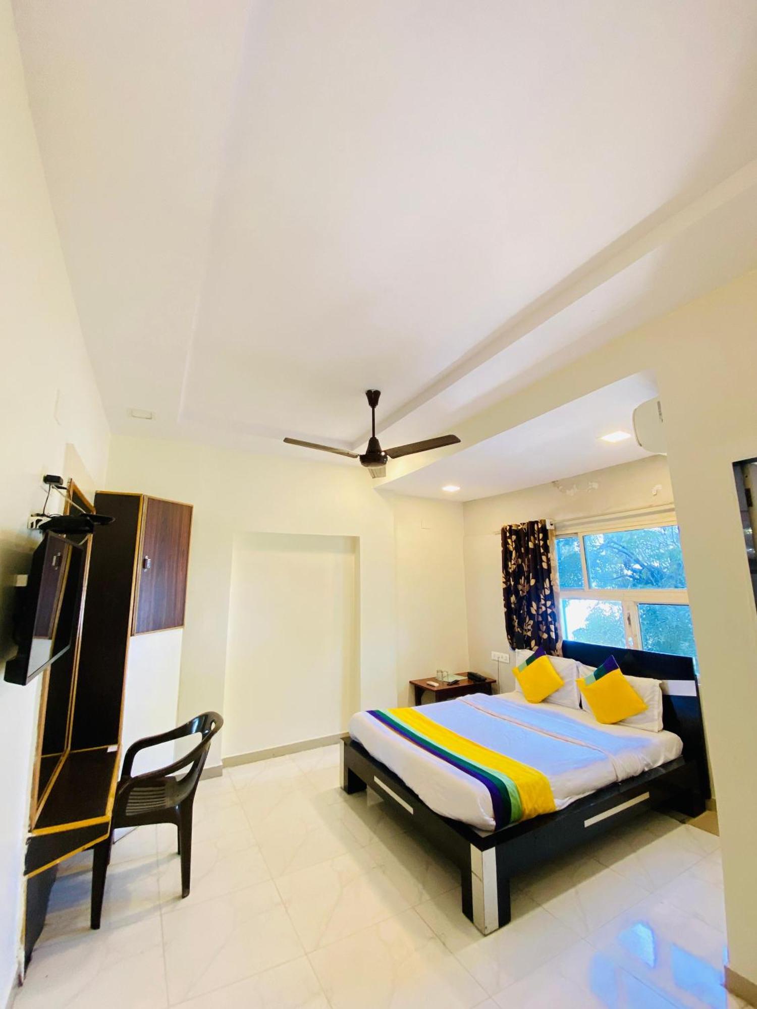 Hotel Aakash Navrangpura Ахмедабад Экстерьер фото