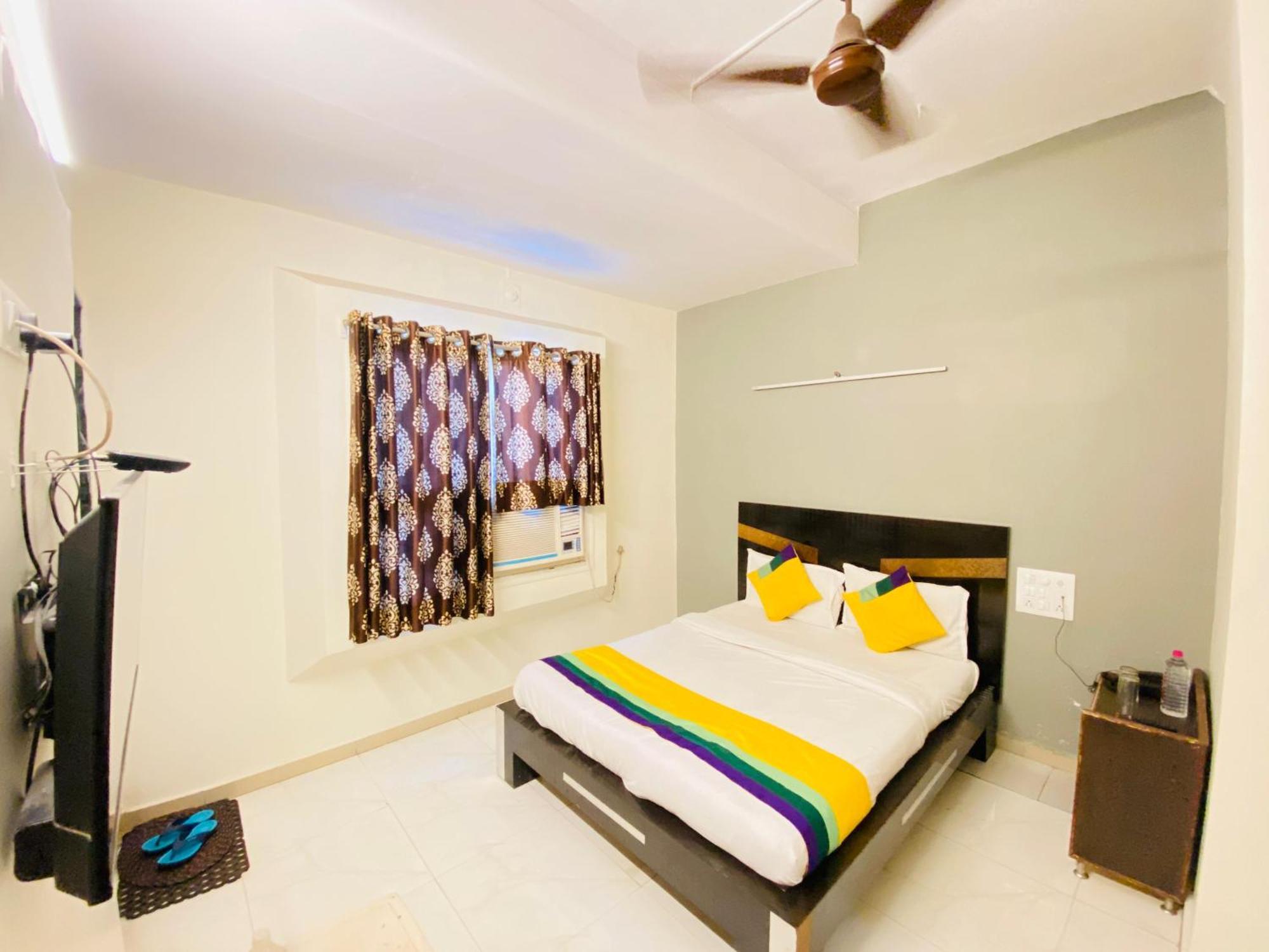 Hotel Aakash Navrangpura Ахмедабад Экстерьер фото