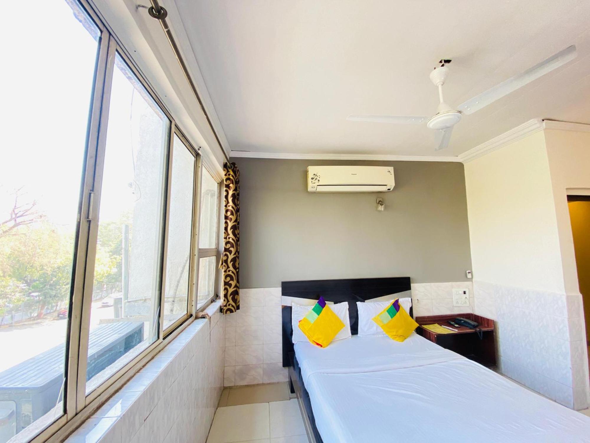 Hotel Aakash Navrangpura Ахмедабад Экстерьер фото
