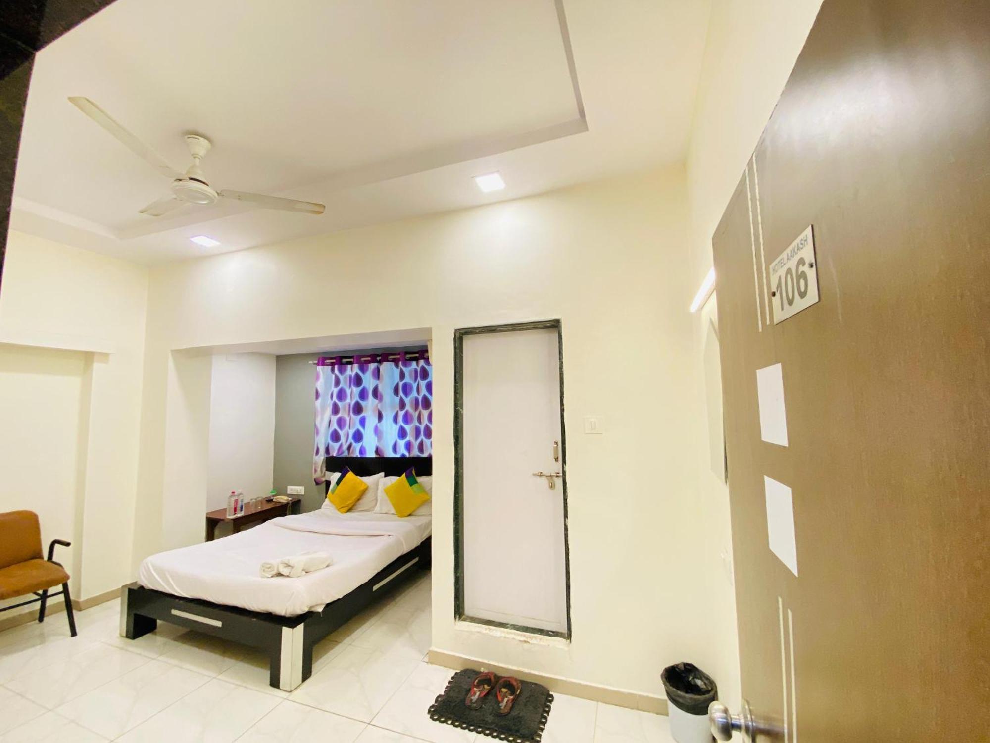 Hotel Aakash Navrangpura Ахмедабад Экстерьер фото