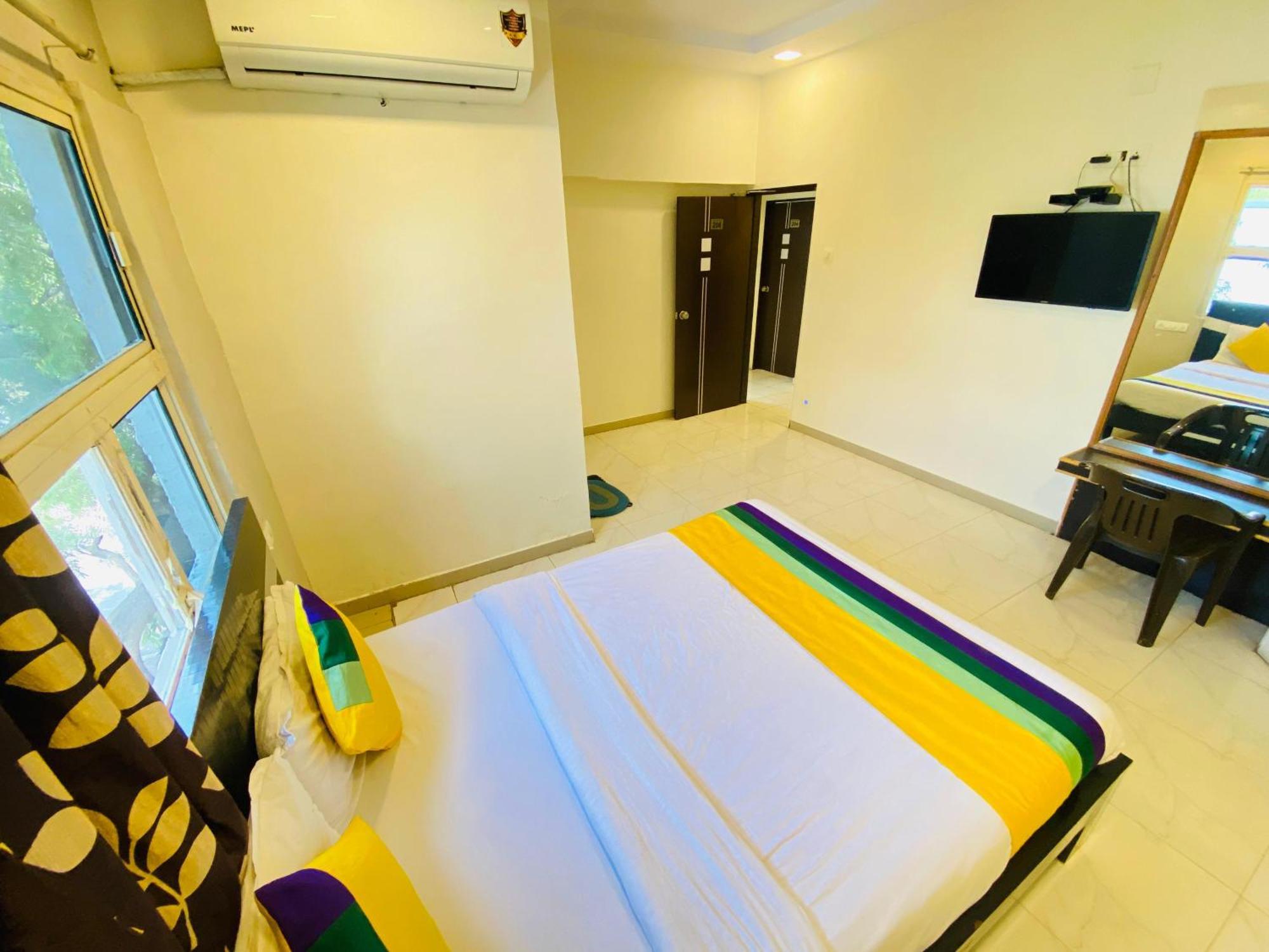 Hotel Aakash Navrangpura Ахмедабад Экстерьер фото