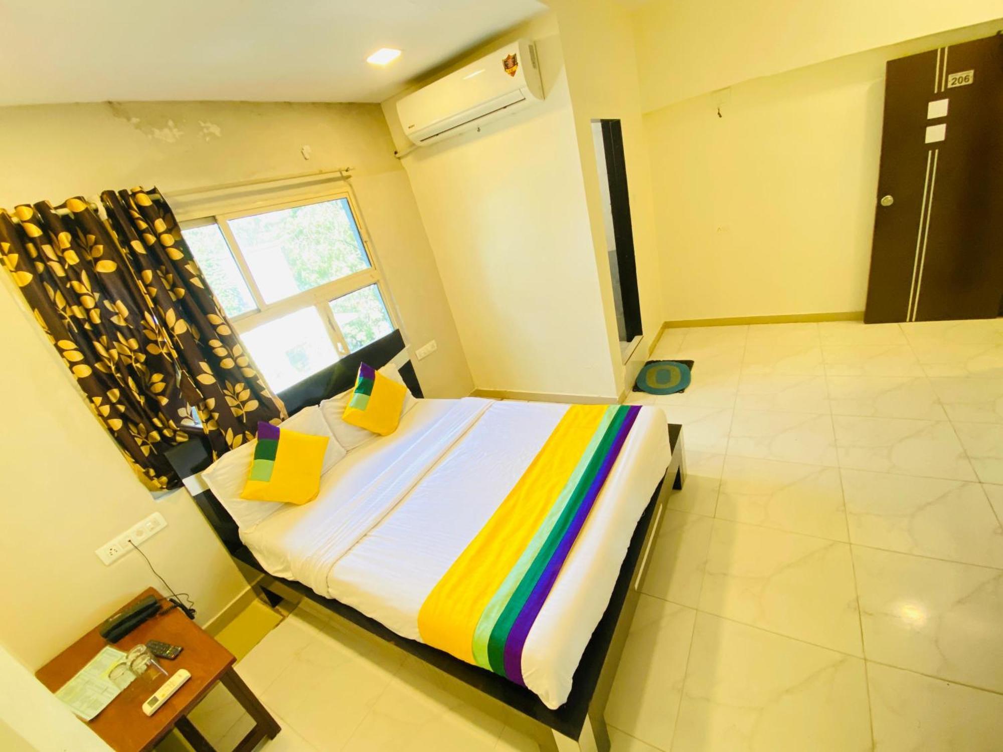 Hotel Aakash Navrangpura Ахмедабад Экстерьер фото