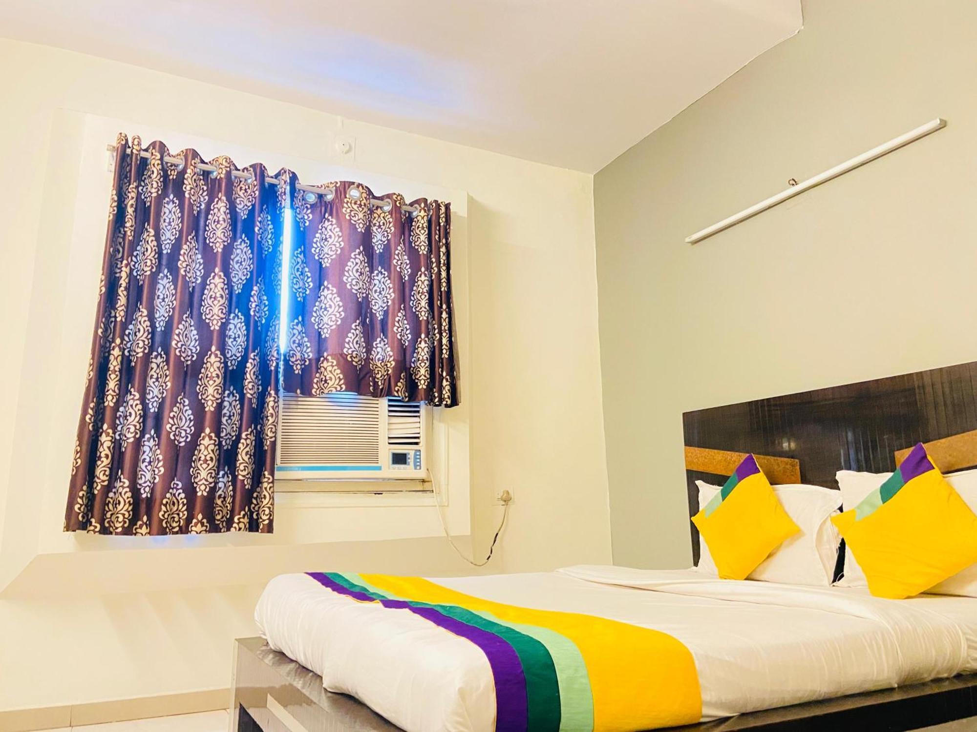 Hotel Aakash Navrangpura Ахмедабад Экстерьер фото